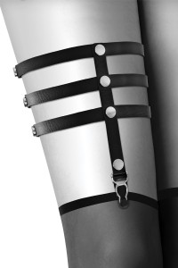 Adjustable garter with rivets