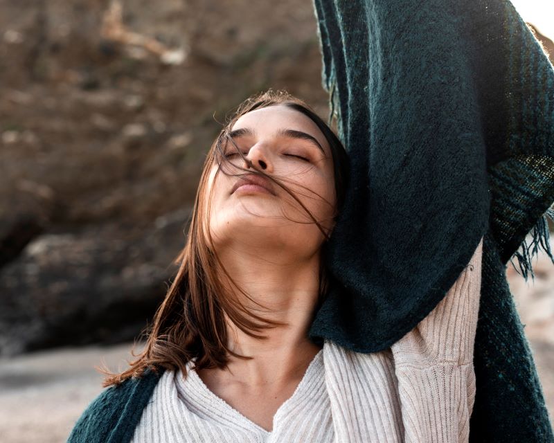 Femme souriante - redécouverte du plaisir après un cancer